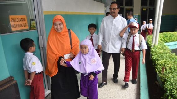 5 Tips Mengatasi Kecemasan Anak di Hari Pertama Sekolah. Nomor 2 biasa Dilakukan oleh Para Orangtua.