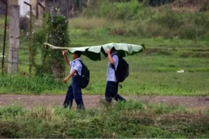 Tetap Nyaman dan Aman, Tips Menghadapi Musim Hujan Saat Berangkat Sekolah